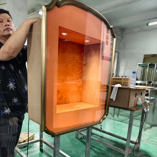 法式复古嵌入式珠宝橱窗展柜 轻奢弧形边框橙色软包玻璃展示柜 源头工厂定制