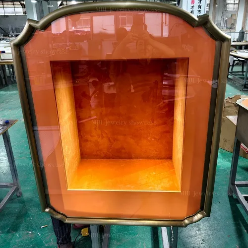 法式复古嵌入式珠宝橱窗展柜 轻奢弧形边框橙色软包玻璃展示柜 源头工厂定制