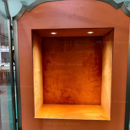 法式复古嵌入式珠宝橱窗展柜 轻奢弧形边框橙色软包玻璃展示柜 源头工厂定制