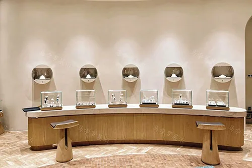 原木风弧形珠宝店展柜定制案例 | 极简自然系珠宝空间