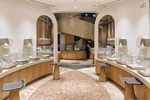 原木风弧形珠宝店展柜定制案例 | 极简自然系珠宝空间