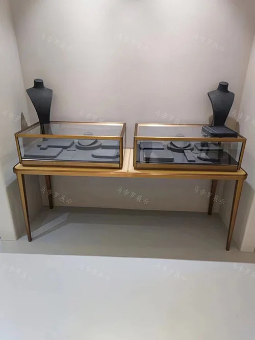 轻奢金弧形珠宝店展柜定制案例