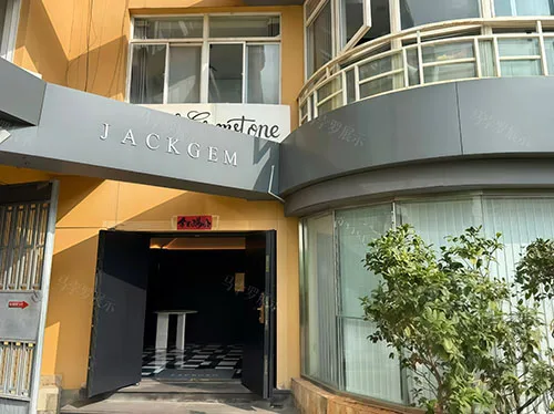 侘寂风珠宝展柜，打造低饱和质感的高级珠宝空间