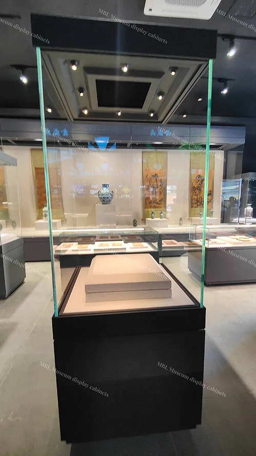 专业级无眩光照明+全密封防护 高端文物独立展柜定制