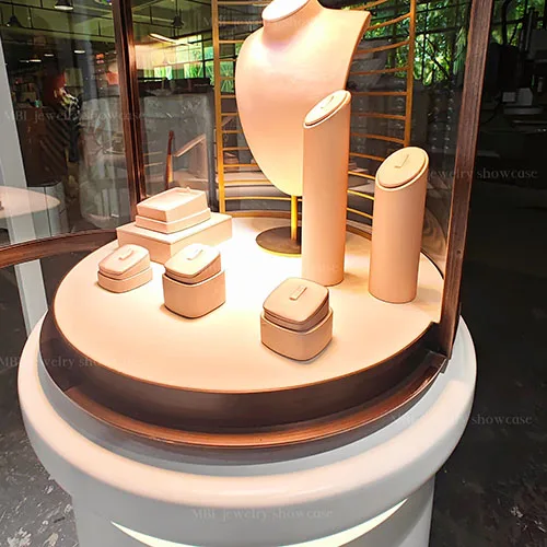 奢侈品珠宝圆柱玻璃罩展柜定制 | 高端旋转灯珠宝展示柜 | 品牌门店焦点陈列柜源头工厂