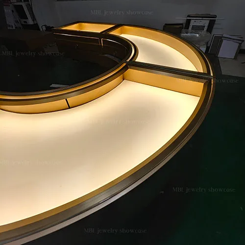 全金弧形珠宝中岛柜 打造门店轻奢感视觉中心