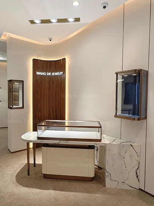 深圳WANG DE JEWELRY(办公楼店)| 现代轻奢珠宝展柜定制落地案例