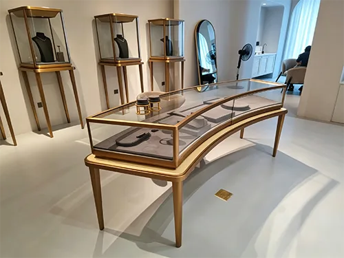 轻奢金弧形珠宝店展柜定制案例